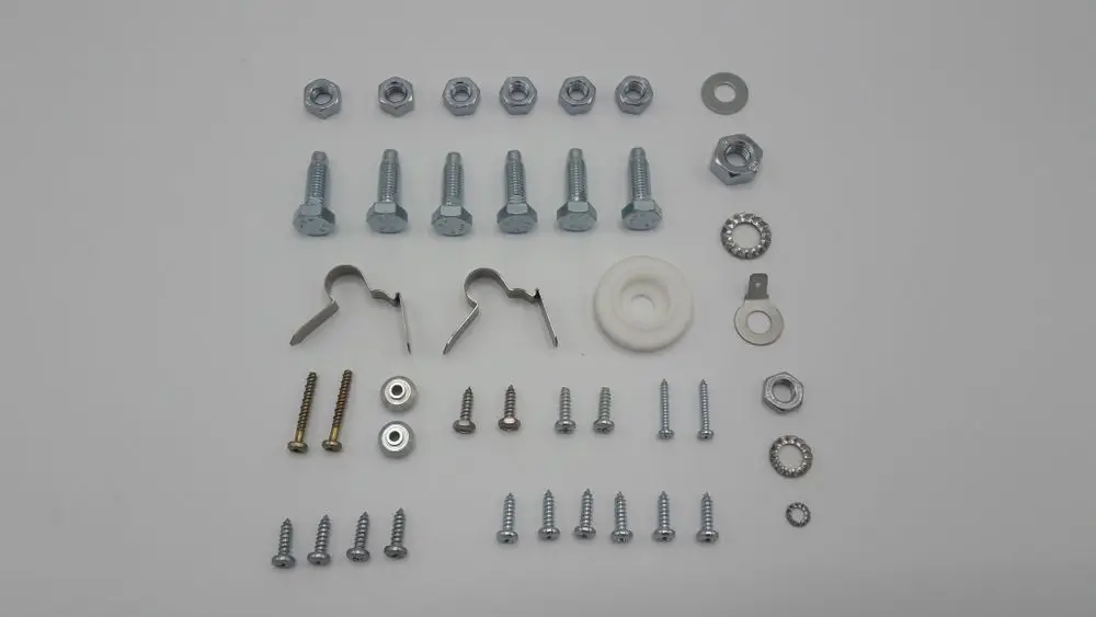 Zubehörset mit verschiedenen Schrauben, Bolzen, Unterlegscheiben und Clips, ideal für die Montage von Remeha Produkten. Klar strukturiert und übersichtlich angeordnet.